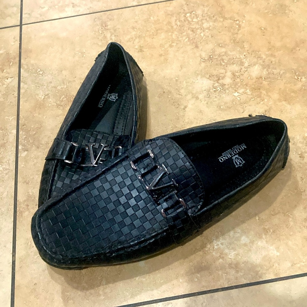 Moderno design, a black men’s shoes